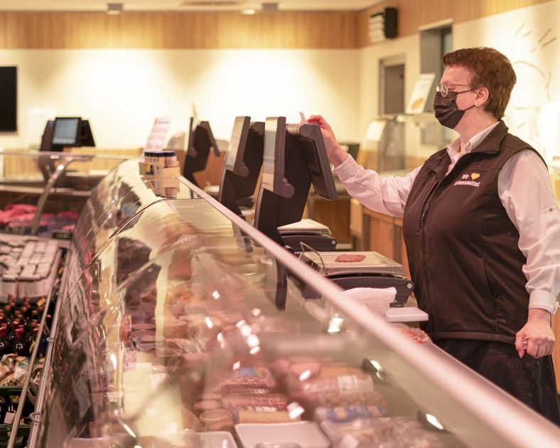 Fleischtheke mit Verkäuferin