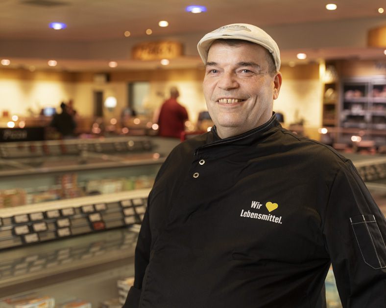 Ein Verkäufer und Gefriertruhen