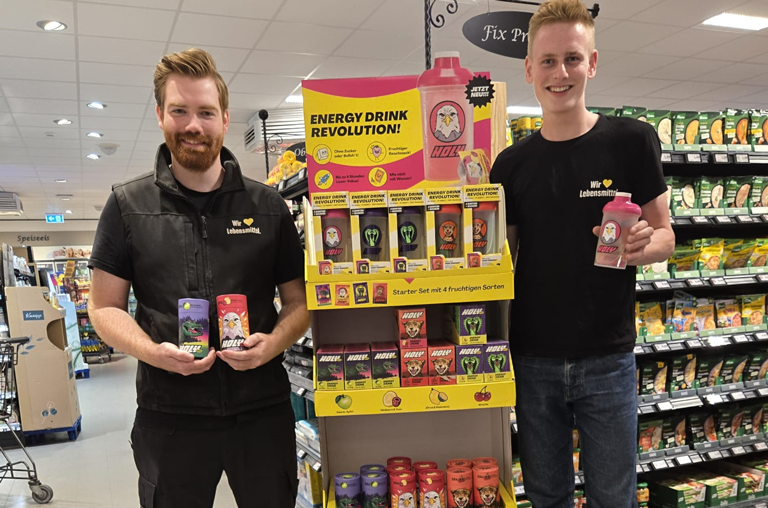 Zwei Mitarbeiter präsentieren Holy bei EDEKA Nils Meyer