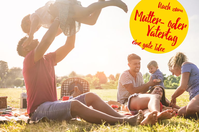 Aufmacherbild Familie mit Kindern beim Picknick - mit Schriftzug "auch zum Mutter- und Vatertag eine gute Idee"