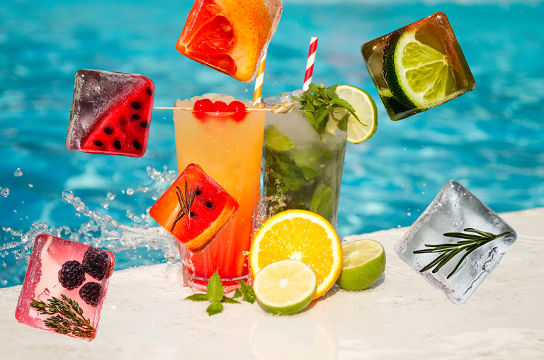 Upiceling mit EDEKA Nils Meyer - gefüllte Eiswürfel fallen über Cocktails vor Pool