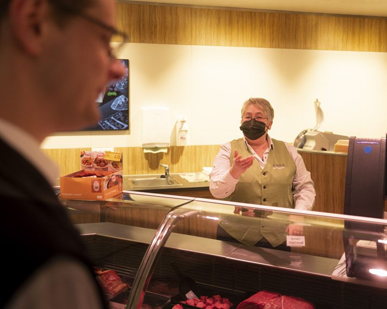 Fleischtheke mit Verkäuferin