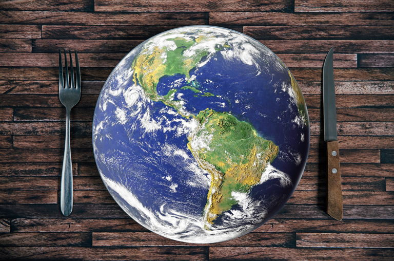 Teller in Optik einer Weltkugel mit Besteck