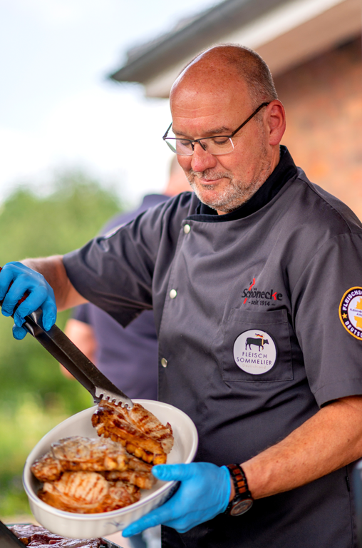 Fleischsommelier vom Geflügelhof Schönecke Andreas Stockfleth mit Duroc-Koteletts