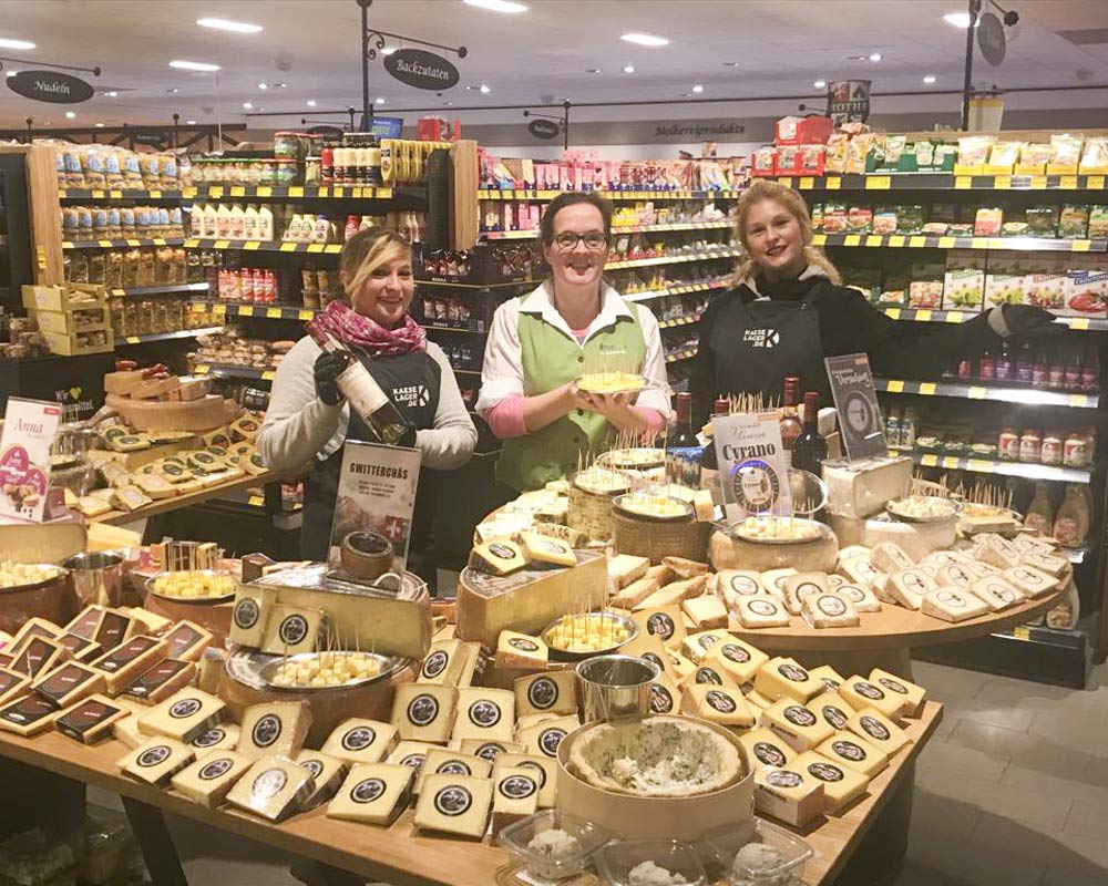 Käse und drei Verkäuferinnen