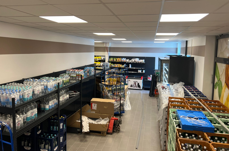 Finale Vorbereitungen im neuen Getränkebereich von EDEKA Nils Meyer