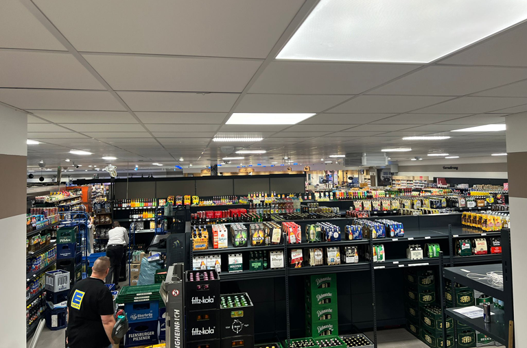 Finale Vorbereitungen im neuen Getränkebereich von EDEKA Nils Meyer