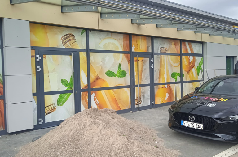 So sieht der neue Getränkebereich von außen aus - neue Fensterbeklebung