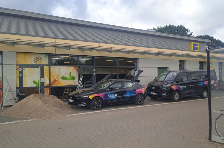 Die ProExakt beklebt die Festerfront des Getränkemarktes mit erfrischenden Bildern