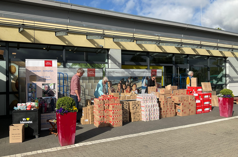 Die Grundnahrungsmittel für die Pakete standen schon bereit und wurden von der FeG Auslandshilfe gepackt