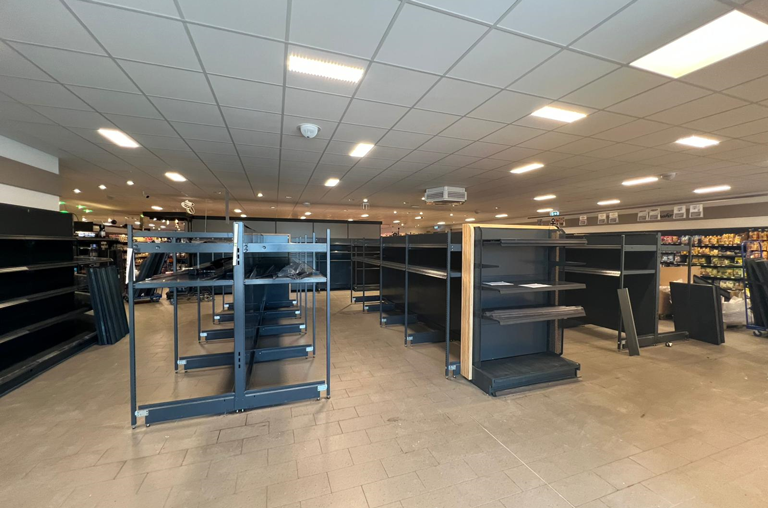 Leere Regale im Getränkebereich