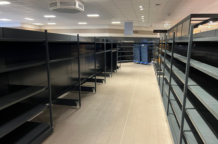 Leere Regale im Getränkebereich