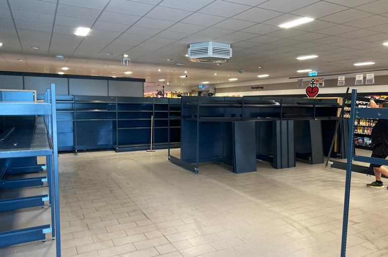 Leere Regale im Getränkebereich