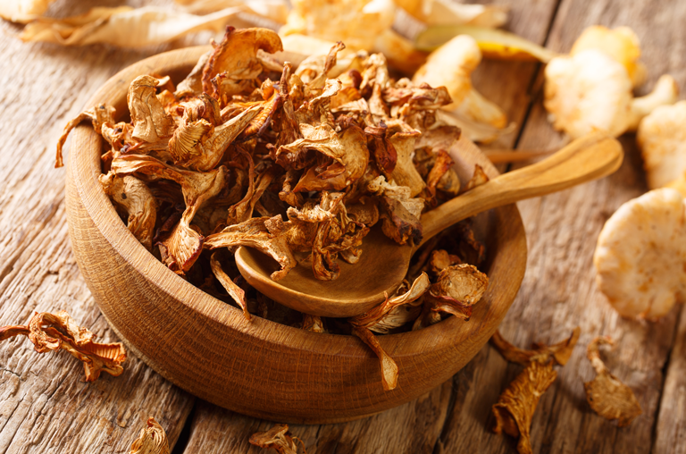 Getrocknete Pfifferlinge in Schale