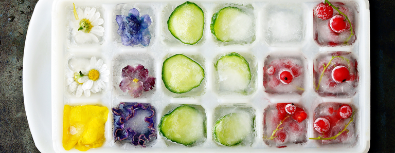 Eiswürfelform mit gefüllten Eiswürfeln