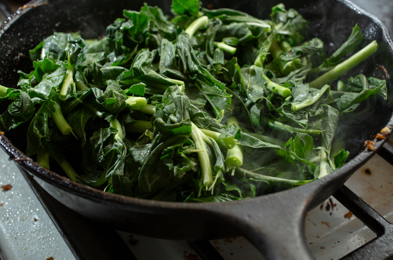 Gedünstete Kohlrabiblätter
