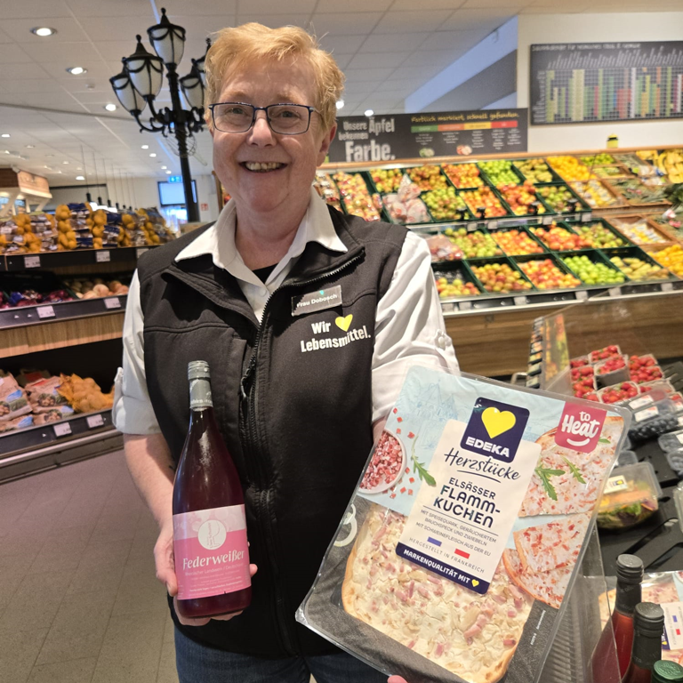 Mitarbeiterin EDEKA Nils Meyer mit Schuster Federweißer udn Herzstücke Flammkuchen