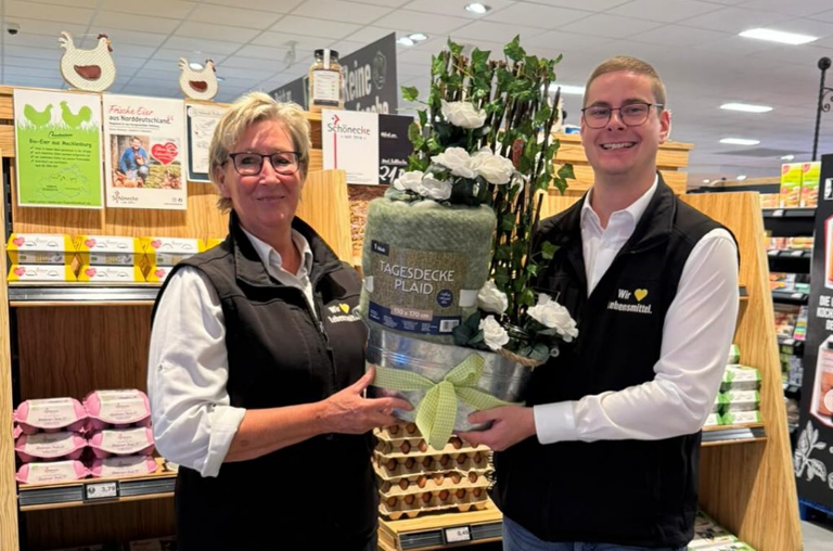 Susanne Päper und Christa Rühmann, 25 Jahre EDEKA Nils Meyer