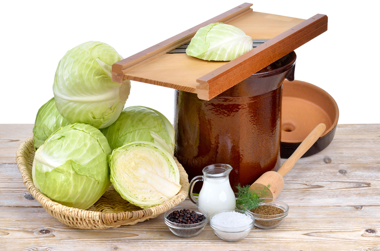 Zutaten und Zubehör zum Fermentieren von Weißkohl