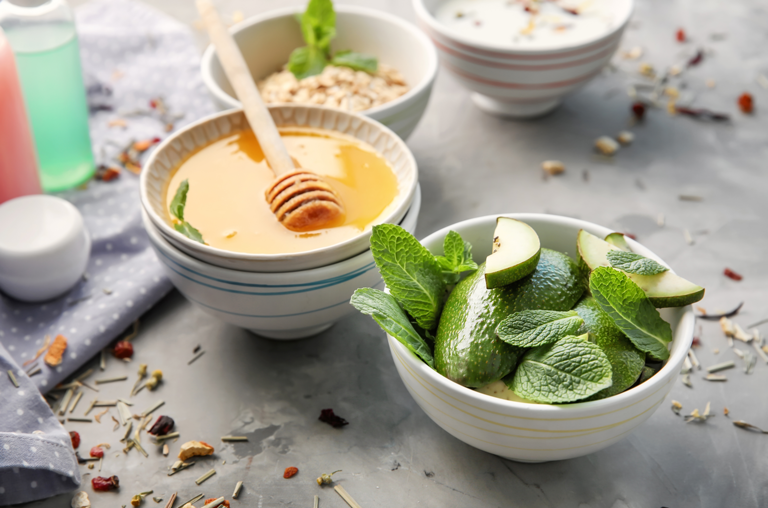 Wellness Obst und Gemüse, Adobe-Imagebild, Honig , Haferflocken und Limetten