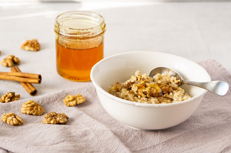Wellness Obst und Gemüse, Adobe-Imagebild, Müsli mit Honig