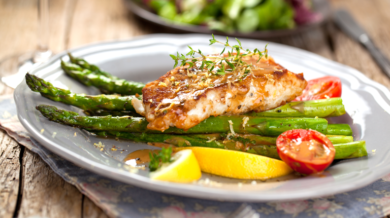 Fasten mit Fisch und Spargel