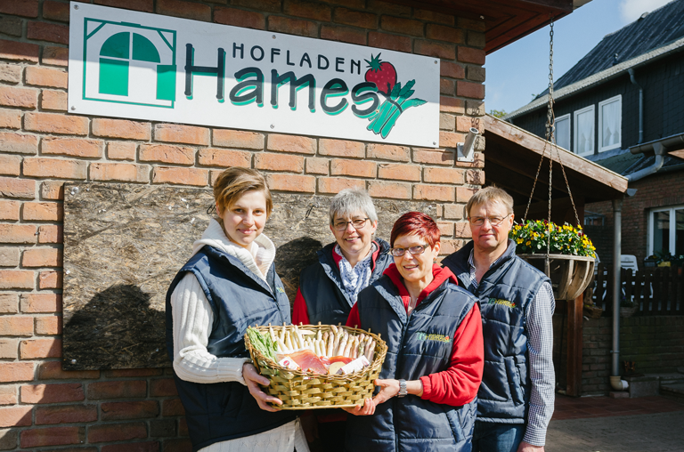 Familie Eggers vor dem Hofladen Hames
