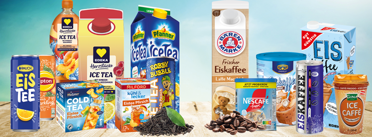 Sortimente Eistee und Eiskaffee vor sommerlichem Hintergrund