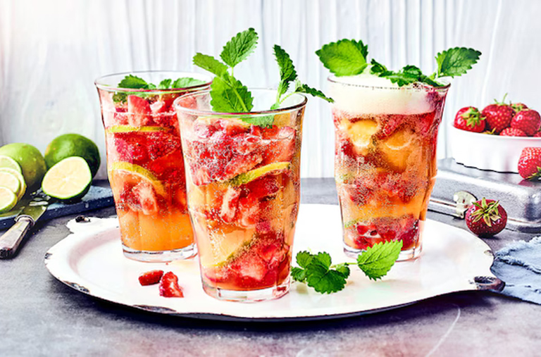 EDEKA Cocktailrezept: Erdbeer-Bowle „Hugo“