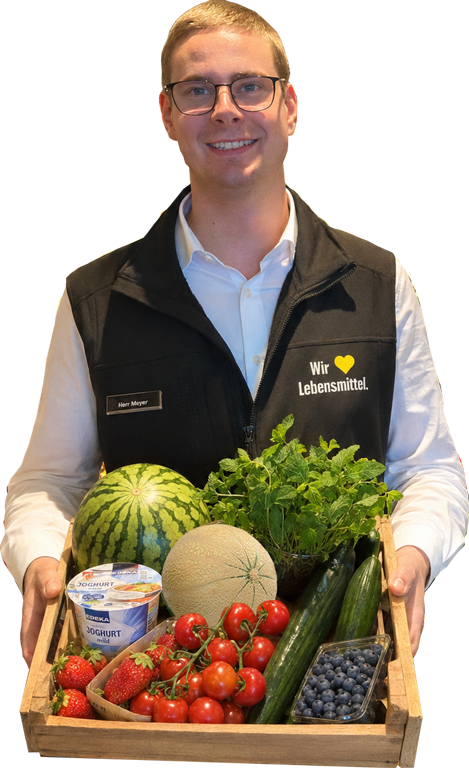 Nils Meyer mit kühlenden Lebensmitteln