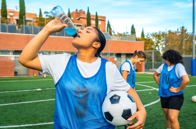 Sportlerin trinkt Wasser