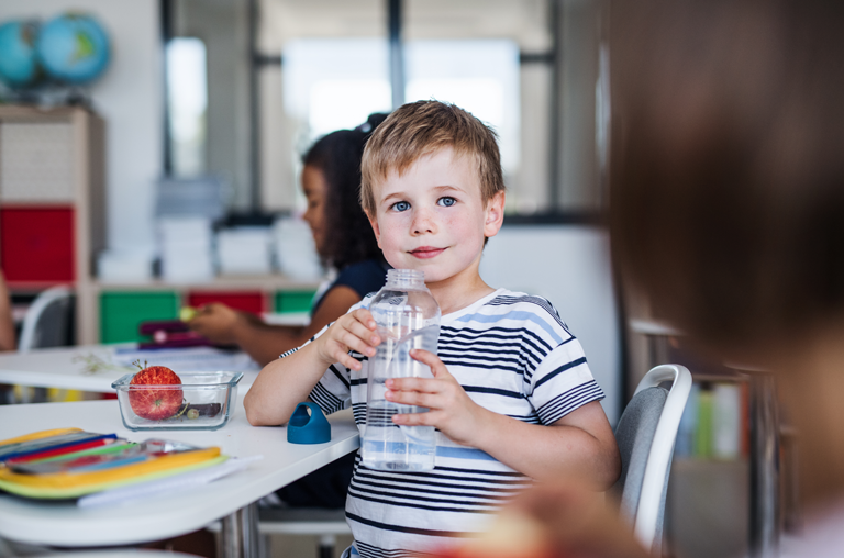 Schüler mit Wasser