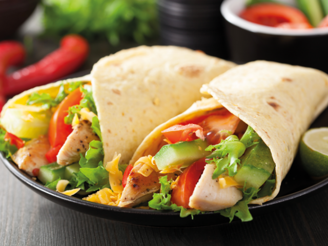 Perfektes Sommeressen: frisch gefüllte Wraps