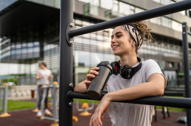 Supplements Frau trinkt beim Sport Whey-Powder-Drink
