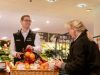 Obst, ein Verkäufer und eine Verkäuferin