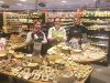 Käse und drei Verkäuferinnen